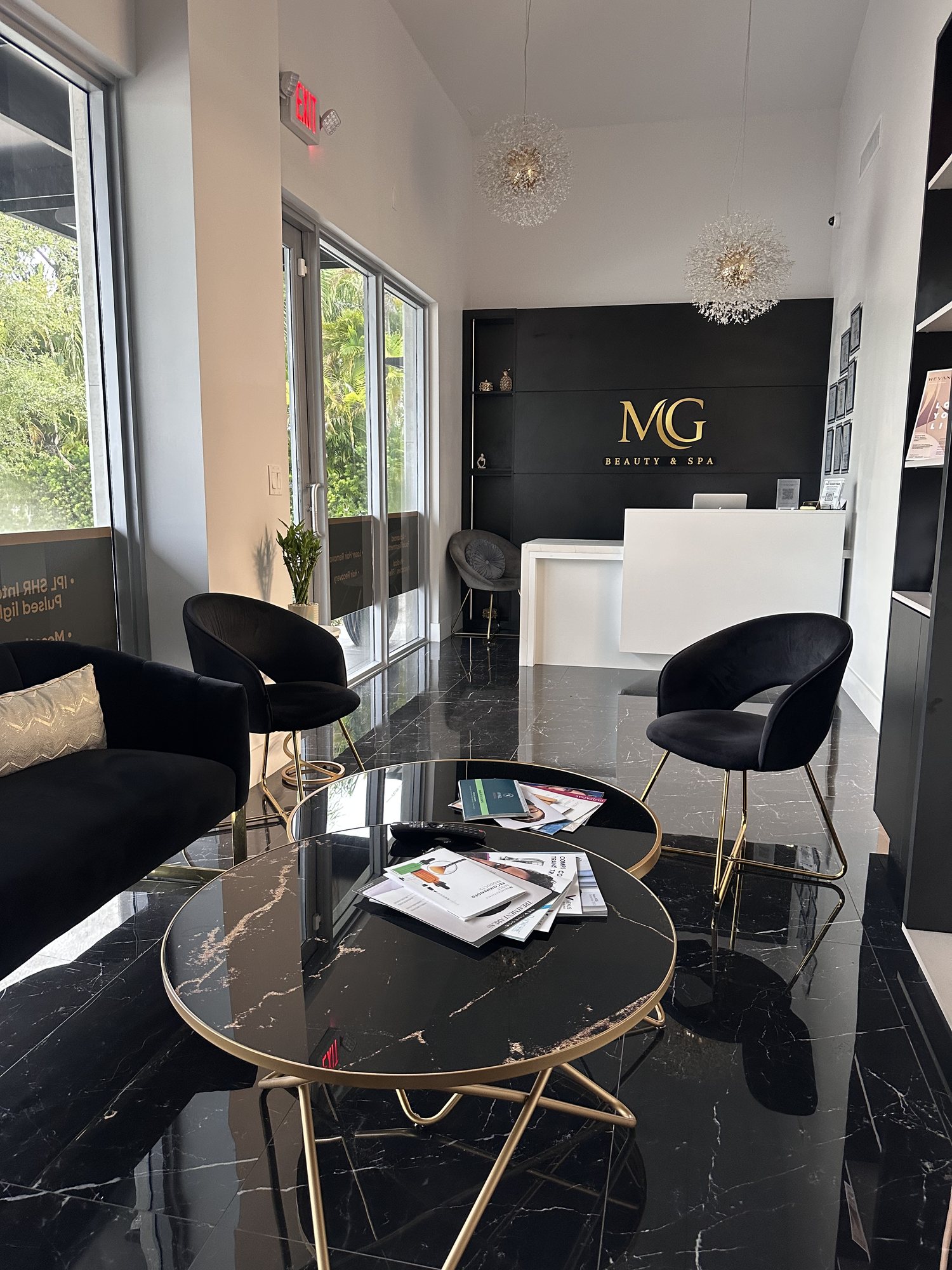 La sala de espera de MG Beauty & Spa, con el logo al fondo